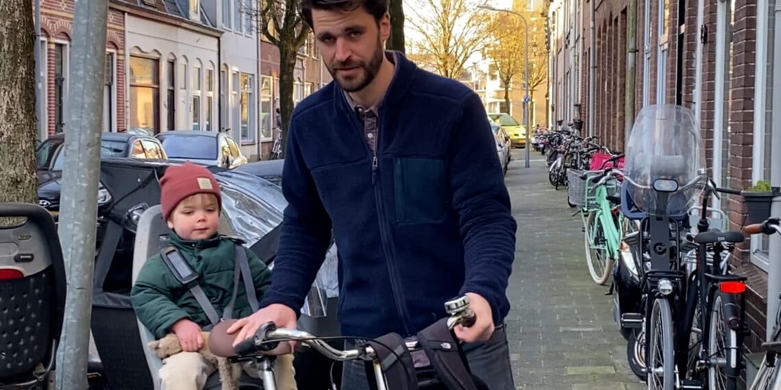 Neal baalt van de auto’s en bakfietsen bij scholen: “Kinderen moeten zelf fietsen”