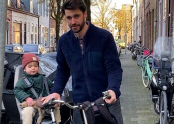 Neal baalt van de auto’s en bakfietsen bij scholen: “Kinderen moeten zelf fietsen”