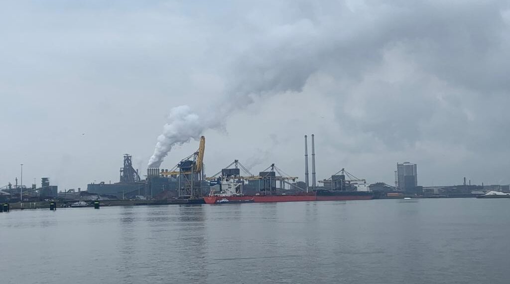 Onderzoek toont aan, omwonenden Tata Steel onvoldoende tot 2020 beschermd tegen uitstoot: “Alsof het anno nu wel goed gaat”