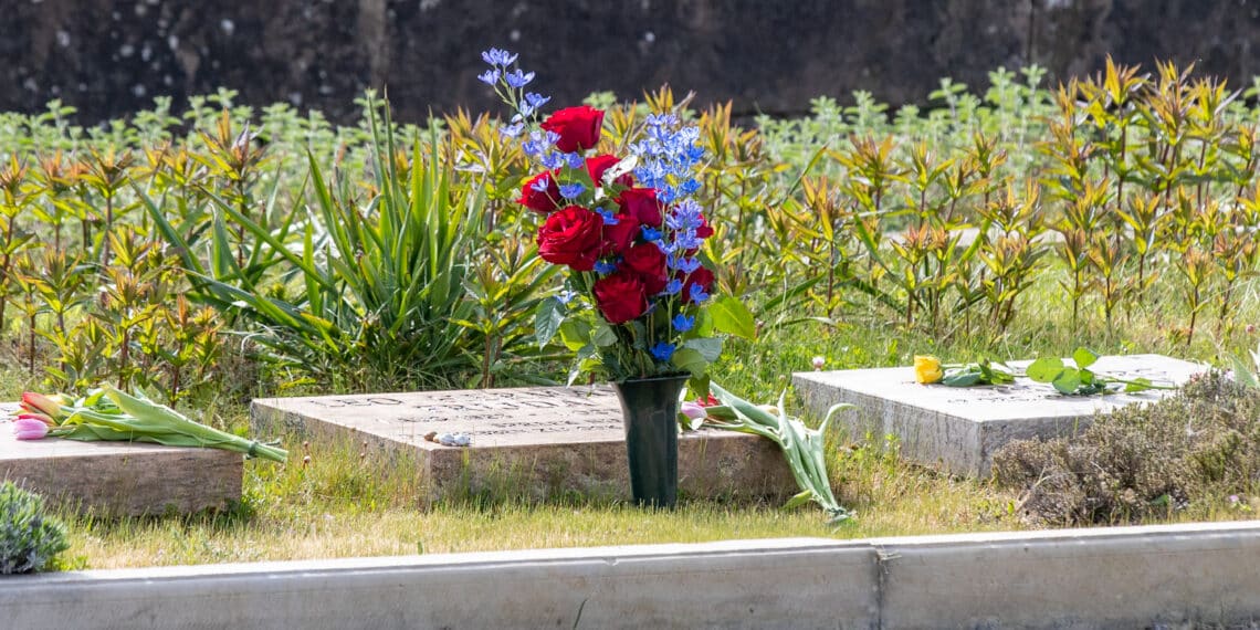 Burgemeesters leggen kransen voor oorlogsslachtoffers op Eerebegraafplaats Bloemendaal