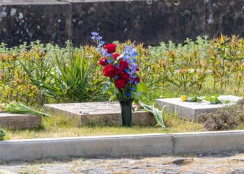 Burgemeesters leggen kransen voor oorlogsslachtoffers op Eerebegraafplaats Bloemendaal