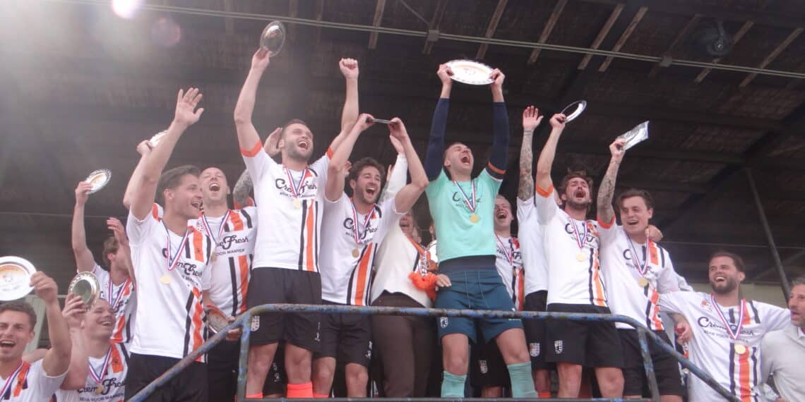 Burgemeester van Heemstede reikt schaal uit aan kampioensploeg HBC