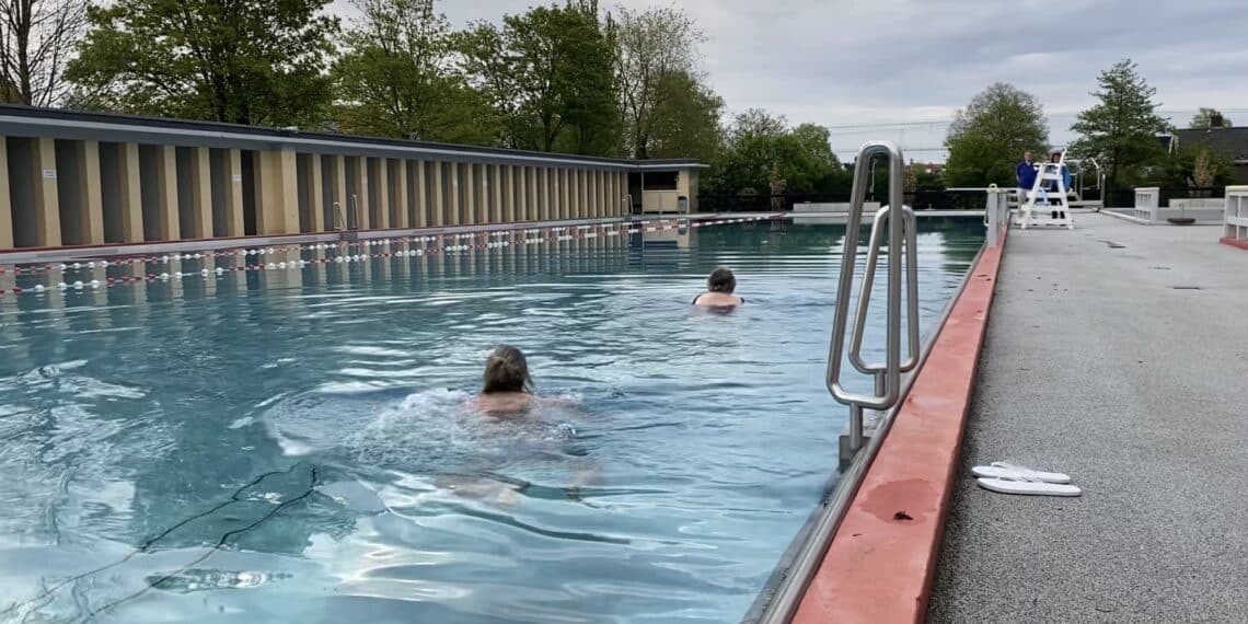 Yvonne trekt dit jaar allereerste baantje in zwembad De Houtvaart: “Soort verslaving”