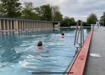 Yvonne trekt dit jaar allereerste baantje in zwembad De Houtvaart: “Soort verslaving”