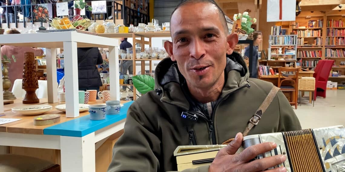 Dakloze Ahmed bedolven onder reacties na diefstal accordeon: “Ik ben heel blij”