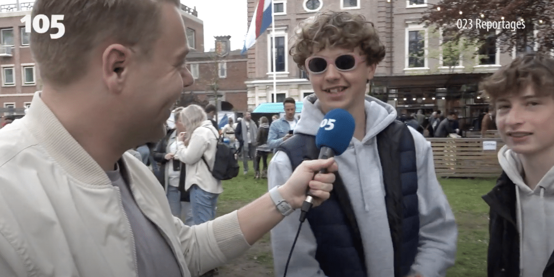 Verslaggever Barry praat met wat bezoekers op Bevrijdingspop