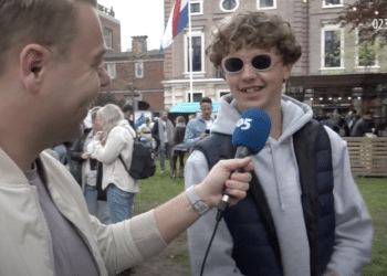 Verslaggever Barry praat met wat bezoekers op Bevrijdingspop