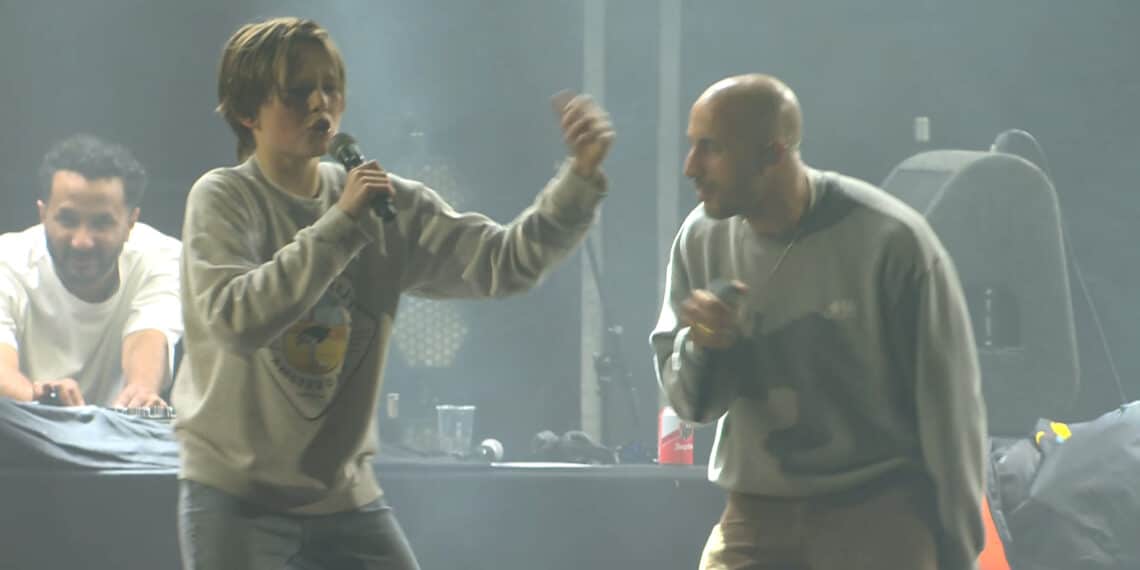 Tobi stond ineens te rappen met The Opposites op Bevrijdingspop