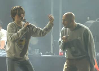 Tobi stond ineens te rappen met The Opposites op Bevrijdingspop