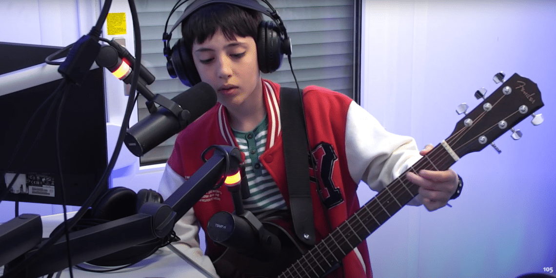Kindertalent Theo speelt live in de studio en op het Kinderfestival