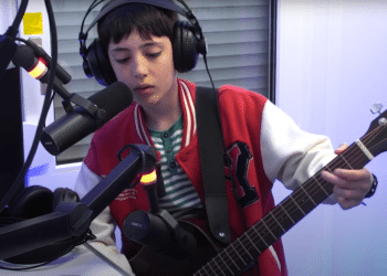 Kindertalent Theo speelt live in de studio en op het Kinderfestival