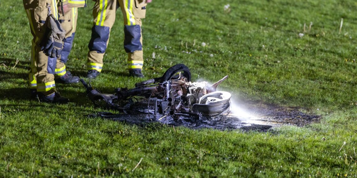 Brandweer ramt hek open voor brand bij Honkbal en Softbalclub in Heemstede