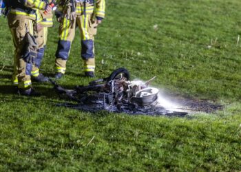 Brandweer ramt hek open voor brand bij Honkbal en Softbalclub in Heemstede