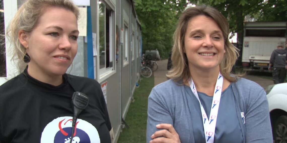 Wie moet waar heen? Ineke en Mariska van de Bevrijdingspop Crew Coördinatie vertellen