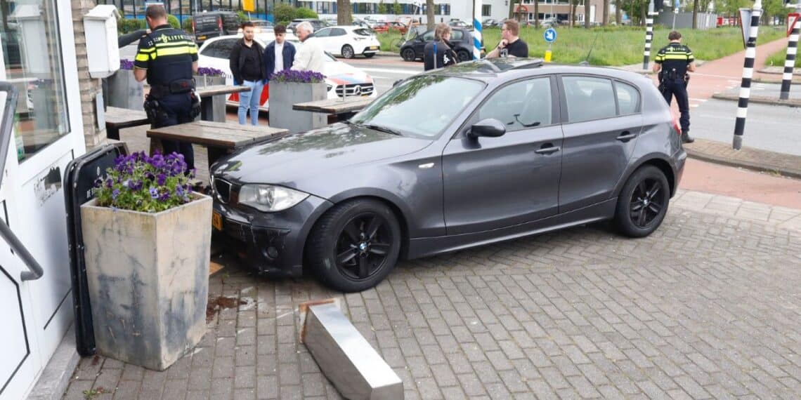Auto botst op lunchroom na ongeluk op Waarderweg: “Gelukkig zat er niemand op het terras en is de schade beperkt gebleven”