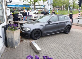 Auto botst op lunchroom na ongeluk op Waarderweg: “Gelukkig zat er niemand op het terras en is de schade beperkt gebleven”