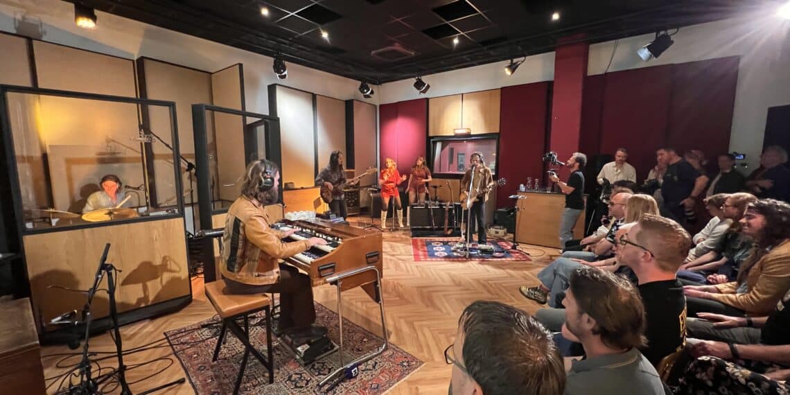 Band DeWolff neemt op, drukt en verkoopt nieuwe lp in wereldrecord tempo in Haarlem