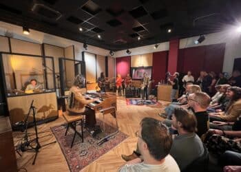 Band DeWolff neemt op, drukt en verkoopt nieuwe lp in wereldrecord tempo in Haarlem