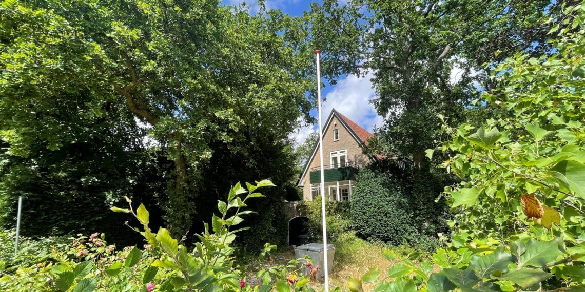 Bennebroekers vrezen vernietiging groene wijk door megavilla: “Ambtenaren drukken bouwplan door”