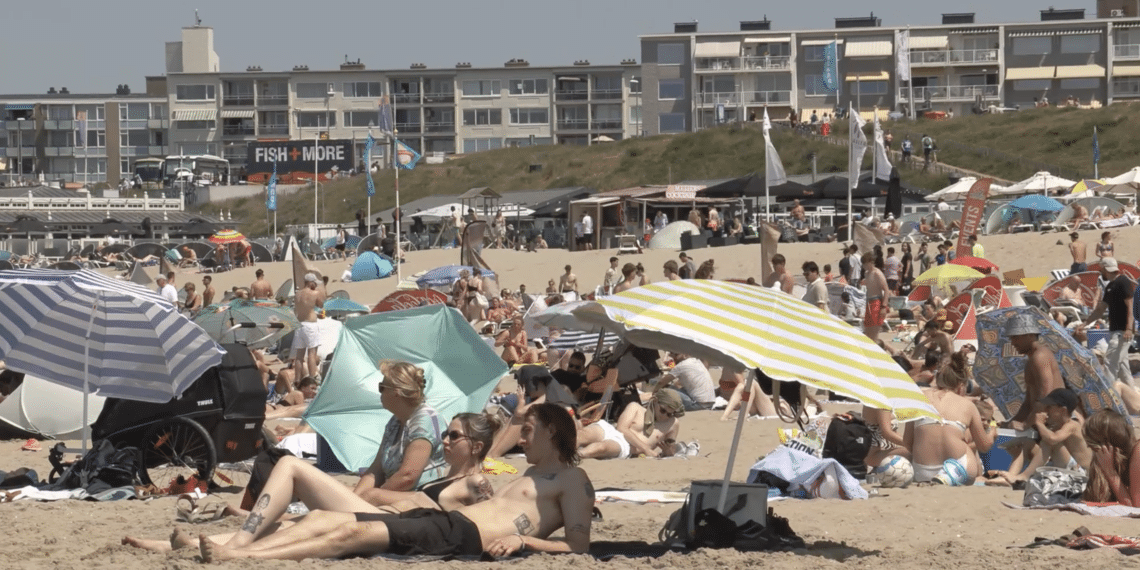 Volle treinen en drukke stranden: eerste strandweekend verliep zonder grote incidenten, reddingsbrigade wel druk