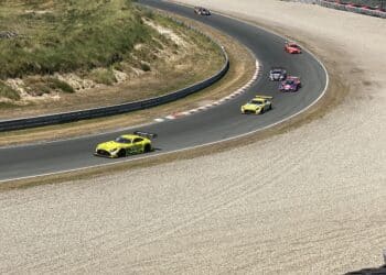 Een grote autoparade door Zandvoort: “Geen parkeerplaats te vinden”