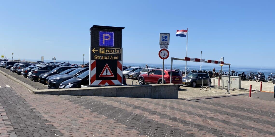 Een grote autoparade door Zandvoort: “Geen parkeerplaats te vinden”