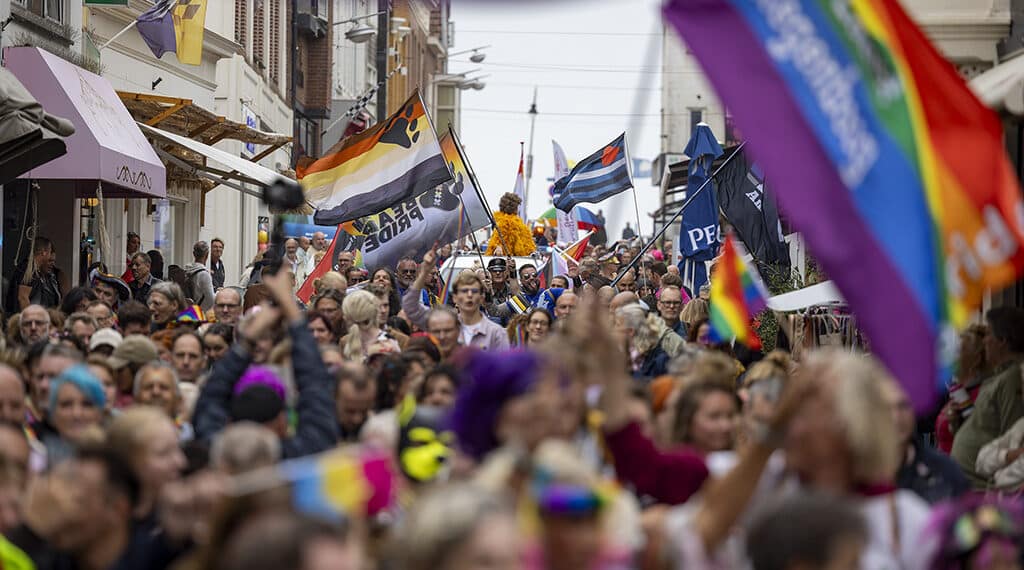 Honderden mensen trotsteren weer en wind voor Pride at the Beach