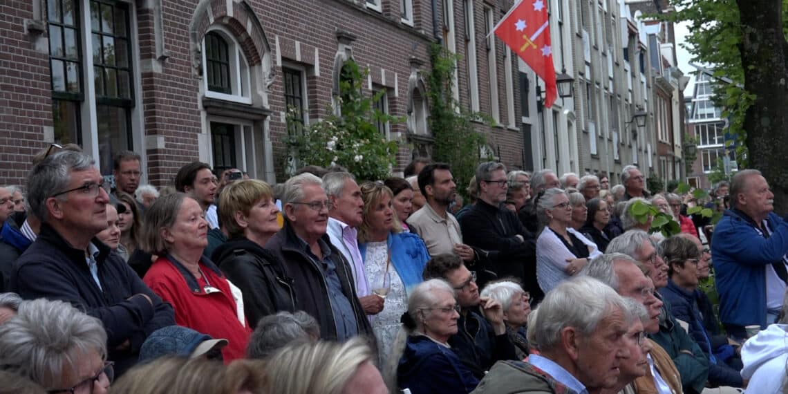 Een kolkende Bakenessergracht tijdens het Spaarnestad concert