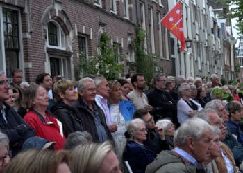 Een kolkende Bakenessergracht tijdens het Spaarnestad concert