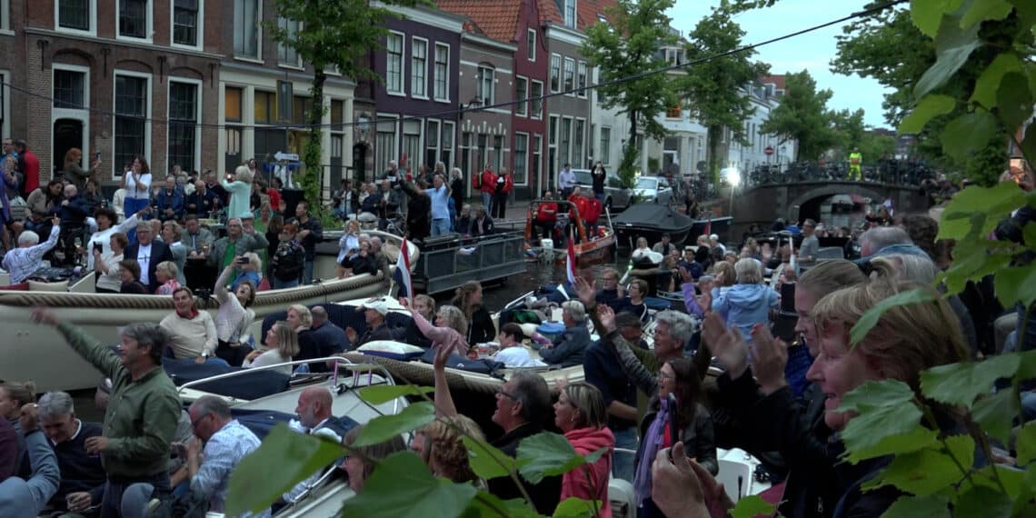 Een kolkende Bakenessergracht tijdens het Spaarnestad concert
