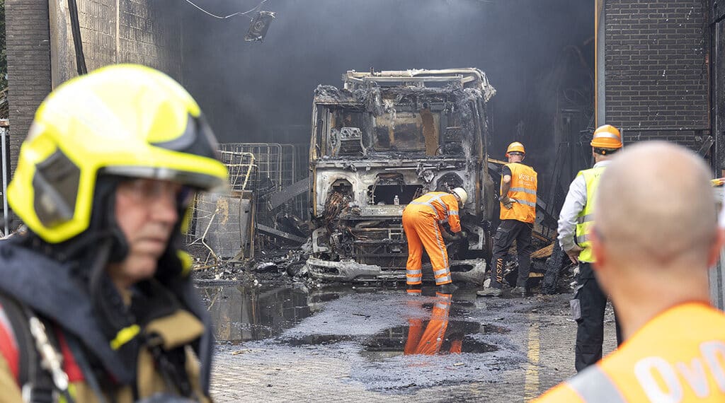 Supermarkt blijft ’tot nader order’ gesloten na brand, uitgebrande vrachtwagen weggesleept