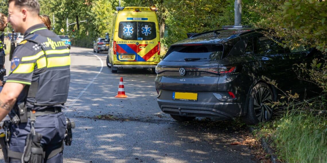 Auto tegen boom gereden langs Wagenweg