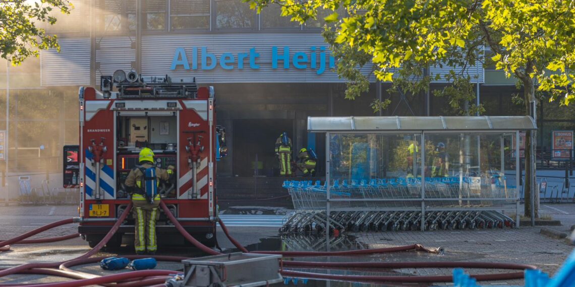 Grote brand bij supermarkt Soendaplein uit, in het pand vooral rookschade