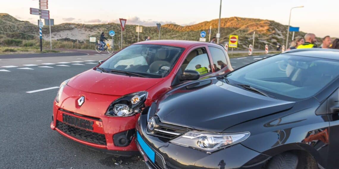 Taxi en auto botsen op Zeeweg