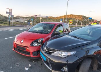 Taxi en auto botsen op Zeeweg