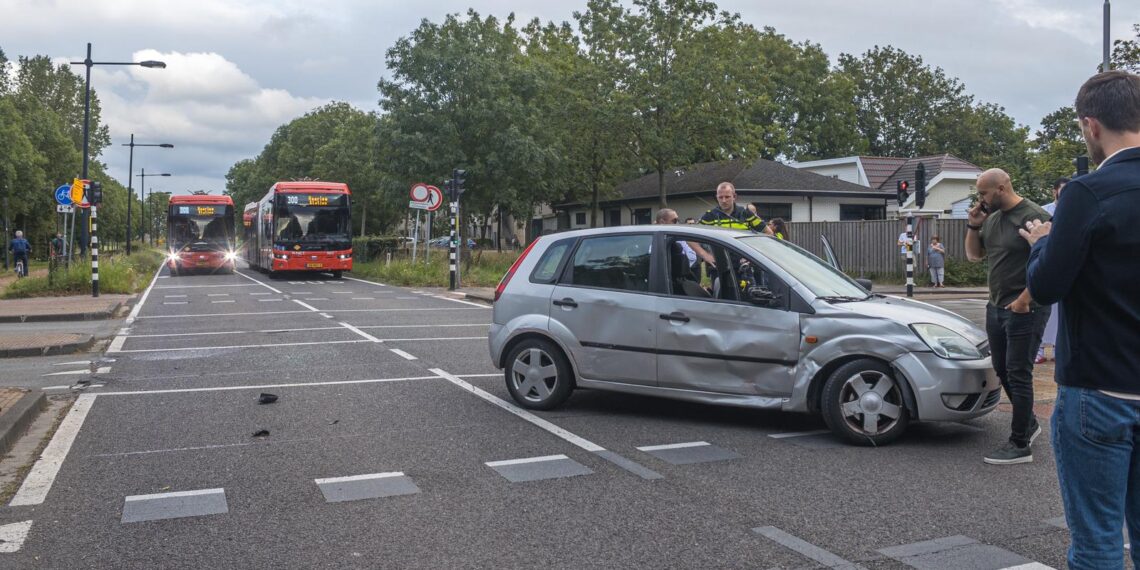 Auto en lijnbus botsen: flinke vertraging ov