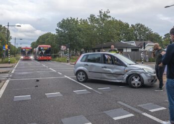 Auto en lijnbus botsen: flinke vertraging ov