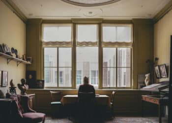 Anouk haar huis is te klein dus schrijft ze in monumenten “Ik zit er ook na sluitingstijd”