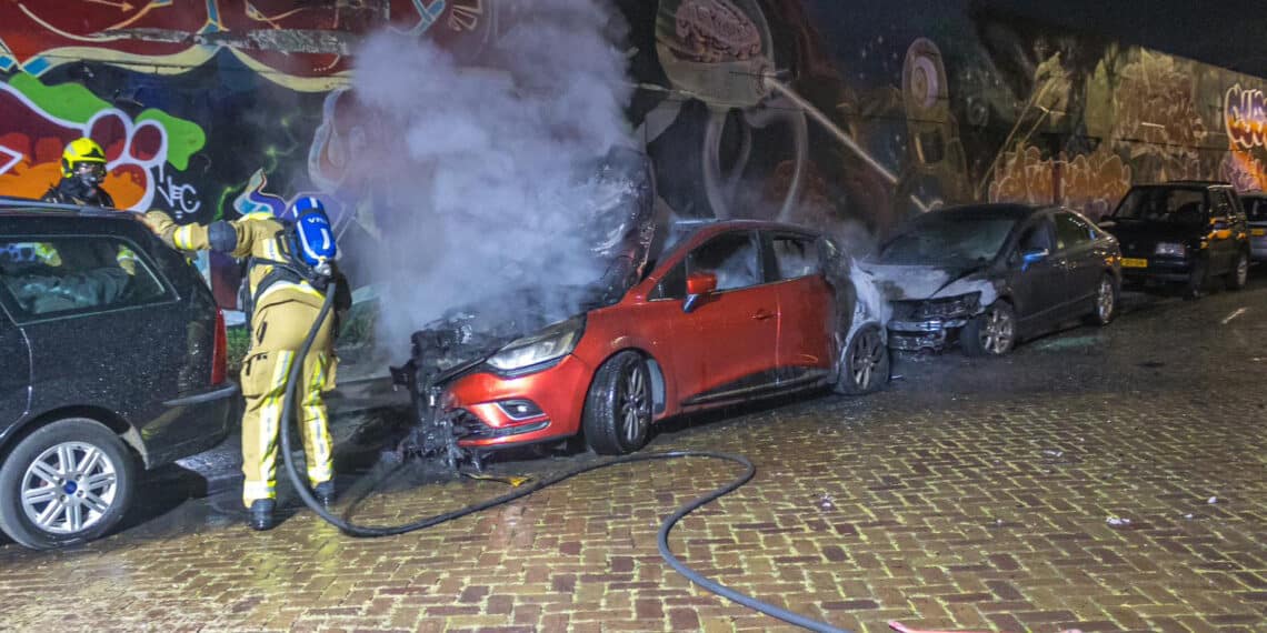 Drie auto’s beschadigd door brand, mogelijk aangestoken