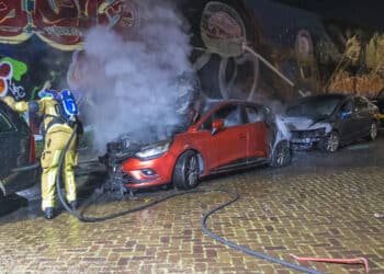 Drie auto’s beschadigd door brand, mogelijk aangestoken