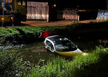 Auto rolt sloot in na vergeten handrem