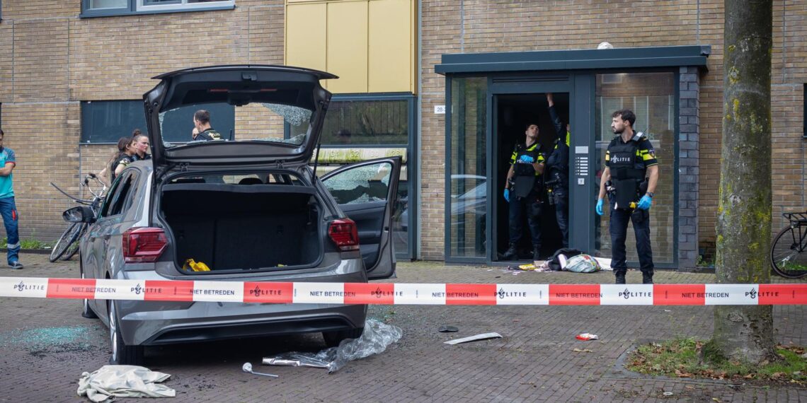 Een gewonde en zwaar toegetakelde auto bij steekpartij Erasmuslaan