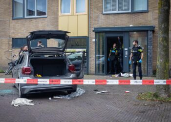 Een gewonde en zwaar toegetakelde auto bij steekpartij Erasmuslaan