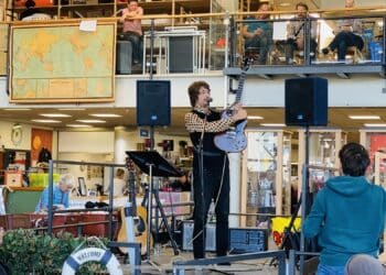 Yorick van Norden krijgt van kringloopwinkel unieke Gibson-gitaar in ruil voor optreden