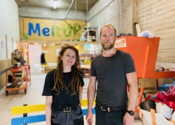 Van zwerfafval tot bankje aan het Spaarne: Eline en Teun pionieren met plastic