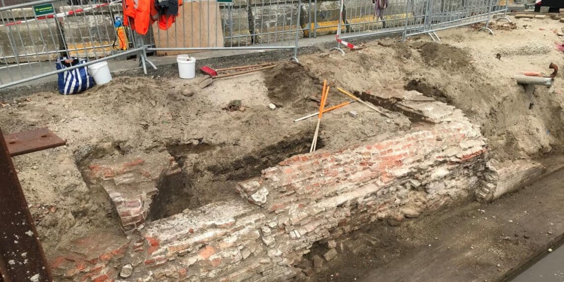 Resten middeleeuwse stadspoort gevonden bij werkzaamheden Schalkwijkerbrug