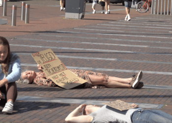 Bezorgde mensen bij klimaatalarm “37,5 miljard naar bedrijven die het erger maken”