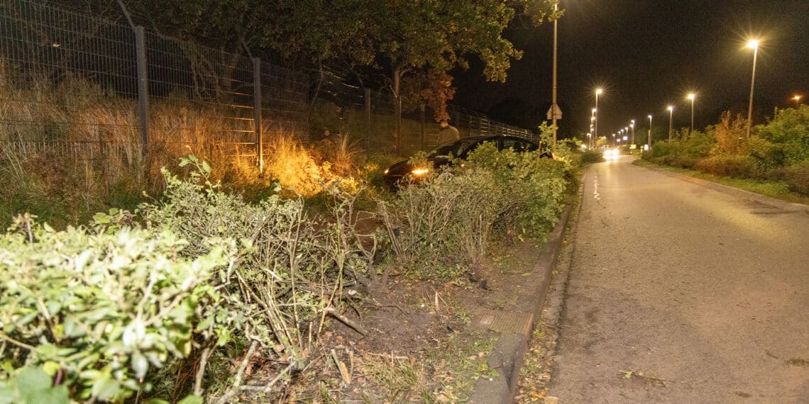 Tesla door heg tegen hekwerk na mislukte inhaalactie in Zandvoort