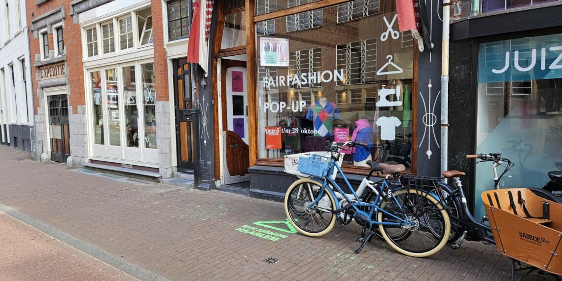 Pop-up winkel moet je verleiden om duurzamer met kleding om te gaan: “Je kan hier komen naaien”