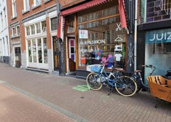 Pop-up winkel moet je verleiden om duurzamer met kleding om te gaan: “Je kan hier komen naaien”